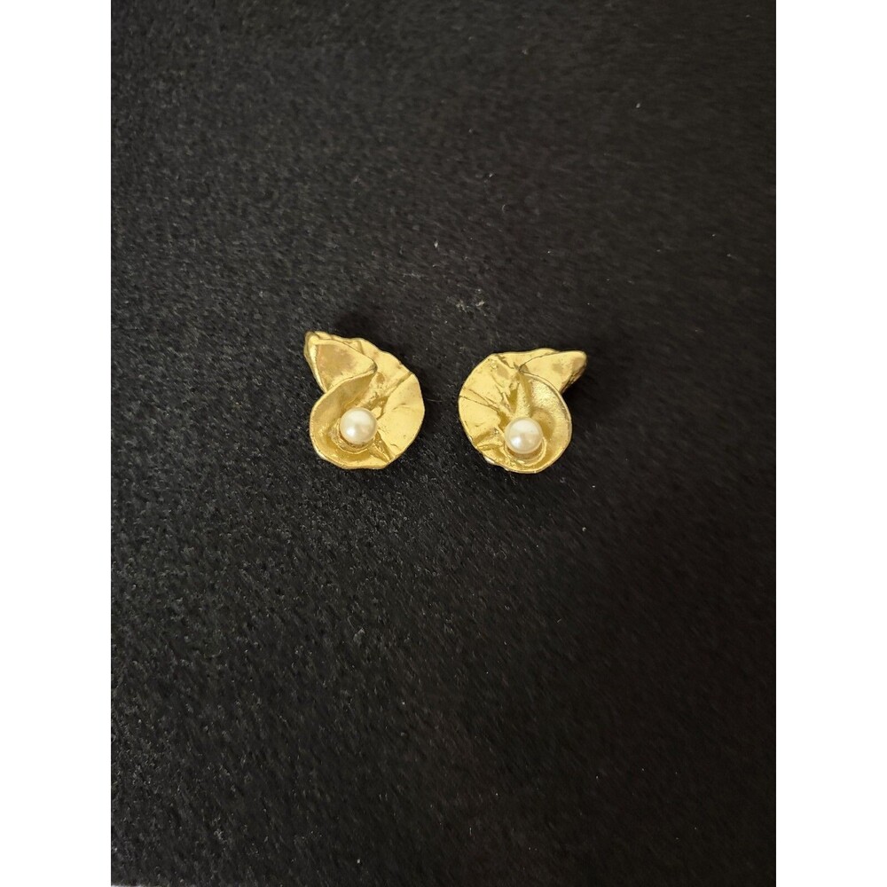 Vintage Gold Tone Clip On Earrings With Pearl